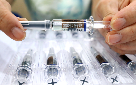 A nurse tests a flu shot at a Seoul hospital.  Yunhap news