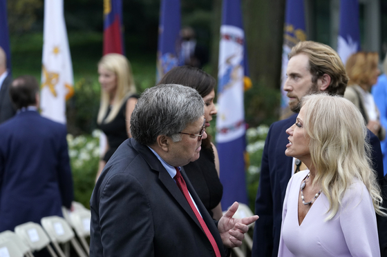 Former White House Counsel Kelly Ann Conway and Attorney General William Barr are speaking after Supreme Court Justice Amy Connie Barrett's nomination ceremony on the 26th of last month.  Conway tested positive for Corona 19 six days later. [AP=연합뉴스]