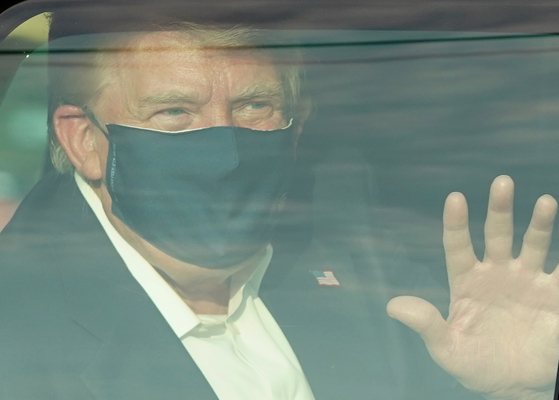 도널드 트럼프 미국 대통령이 4일 오후 월터리드 군병원 앞을 차량으로 돌고 있다. 지지자들에게 인사하기 위해 깜짝 외출했다. [연합뉴스]