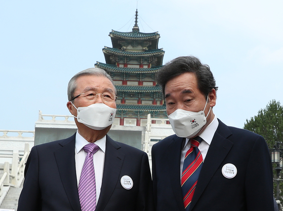 Democratic Party Chairman Lee Nak-yeon (right) and Kim Jong-in, Chairman of the People's Power of the Popular Forces, walk as they speak after the opening ceremony held at the National Folk Museum of Korea in Gyeongbokgung Palace in Seoul on the 3rd. Representative Lee and President Kim spoke for several minutes without a participant.  Greetings from Representative Lee 