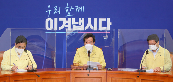 Democratic Party Representative Lee Nak-yeon (center) speaks at the Supreme Council meeting in the National Assembly on the 5th. Representative Lee encouraged ruling party legislators ahead of the national government 