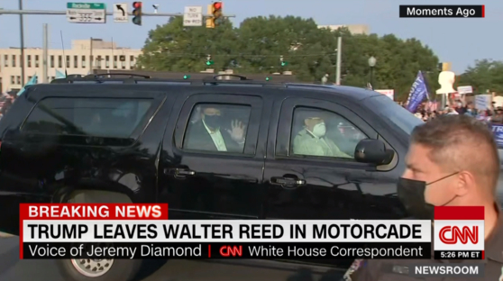 트럼프 대통령이 4일 오후 월터리드 군병원 앞을 차량으로 돌고 있다. 지지자들에게 인사하기 위해 깜짝 외출했다. [CNN 캡처]
