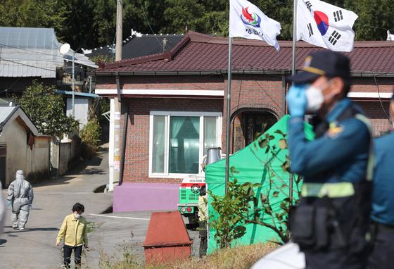 In Jeongeup, Jeollabuk-do, nine families and residents who came into contact with a confirmed coronavirus infection (Corona 19) became infected in a pile.  On the 6th, the police controlled the vehicle in Yangji Village, Jeongwoo-myeon, Jeongeup City, where the confirmed cases occurred.  Yunhap news