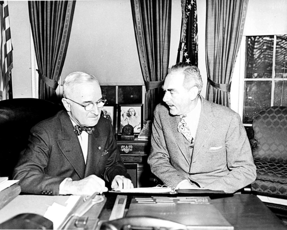 1950년 12월 백악관에서 논의하는 트루먼 대통령과 애치슨 국무장관(오른쪽). [사진 위키피디아]