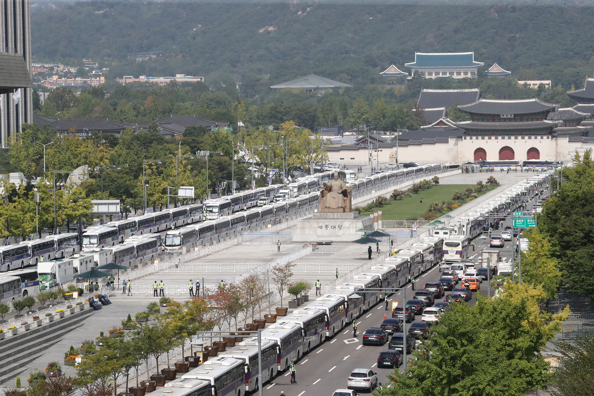 보수단체가 개천절 집회를 예고한 3일 서울 종로구 광화문 광장 일대가 펜스와 차벽으로 둘러 쌓여있다. 경찰은 보수단체가 신고한 차량을 이용한 '차량시위'(드라이브 스루)를 대부분 금지 통고하고 행정법원이 허가한 강동구 일대 9대 이하 차량시위만 허용했다. 뉴스1