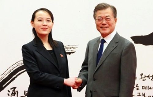 President Moon Jae-in and Labor Party First Vice President Kim Yeo-jeong are taking a commemorative photo prior to the Blue House interview on the morning of February 10, 2018. [평양 조선중앙통신=연합뉴스]