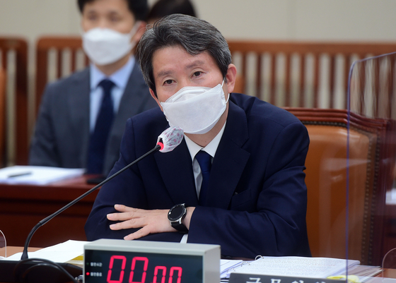 Unification Minister Lee In-young answers questions from lawmakers during a state affairs audit of the Unification Ministry and the like of the Committee on Foreign Relations, Transportation and Unification held in the National Assembly on the 8th. [오종택 기자]