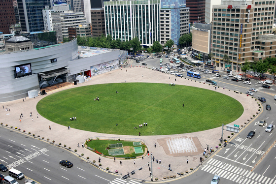 Seoul Plaza, which had been blocked by a barricade, saying it was concerned about a violent demonstration at the ceremony of the late President Roh Moo-hyun's ceremony, returned to the arms of citizens. [중앙포토]