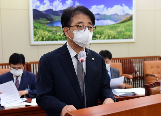 Seung-Hwan Lee, Secretary General of the Advisory Council for Peace and Democratic Unification, reports on the work in the Audit of the National Assembly of the Ministry of Unification of the Committee of Foreign Affairs and Transport held at the National Assembly on the 8th. On the day, the Deputy Director of the Democratic Party, Kim Young-ju, revealed that an employee of the Democratic Pyongtung had stored illegal pornography on a commercial PC. 