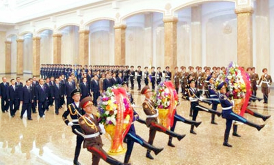 On April 16, April 16, on the occasion of North Korean President Kim Il-sung's 108th birthday (Sunday, April 15), senior executives visit the Sun Palace on Geumsu Mountain, Pyongyang, where Kim's body was consecrated on the 15th. [노동신문]