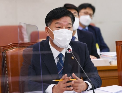 Maritime Police Commissioner Kim Hong-hee responds to inquiries in the State Administration of the Ministry of Oceans and Fisheries by the Food, Agriculture, Forestry and Fisheries Committee held at the National Assembly in Yeouido, Seoul on the day 8. News 1