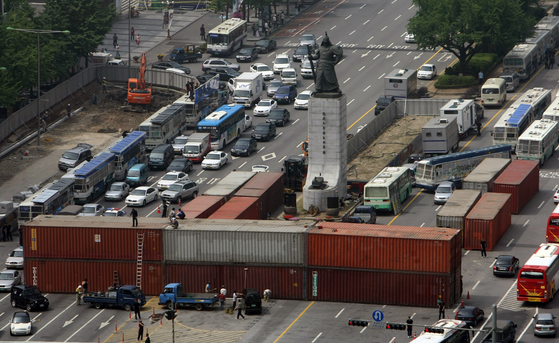 On June 10, 2008, the Sejongno container was installed.  Lubrication was applied to prevent the container from climbing. [중앙포토]