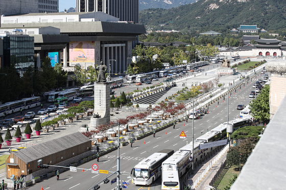 On the afternoon of the 9th day of the Hangul stamp, a wall of a police car is installed in the area of ​​Gwanghwamun Square, Sejong-daero, Seoul.  News 1