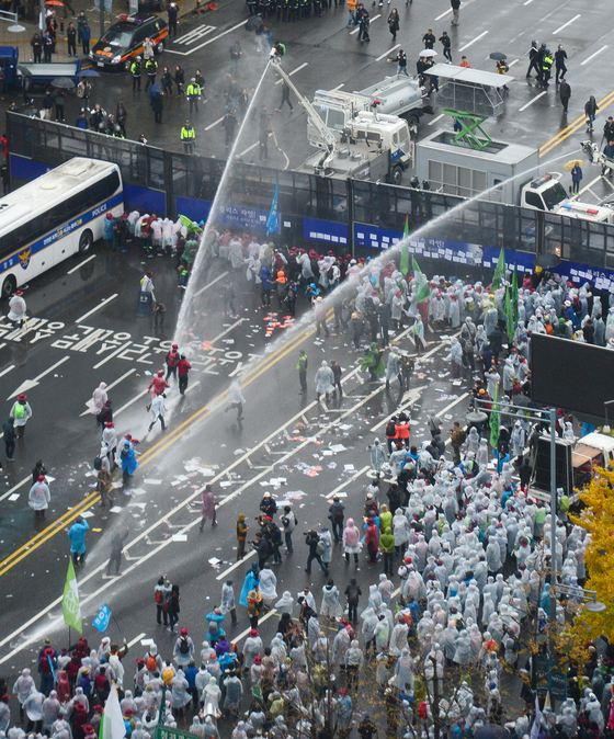 On November 14, 2015, the police are firing water cannons at the participants who want to march to the Blue House after the General Uprising of the People. [뉴시스]