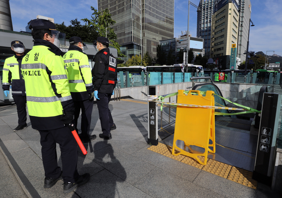 At Gwanghwamun Station, Seoul, on the 9th of Hangul Imprint, the police are closing the station entrance and controlling access to block the meeting.  Newsis