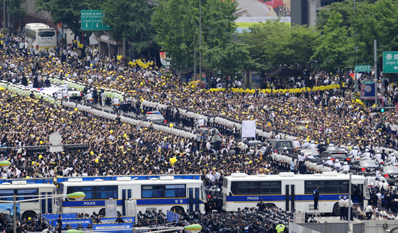 Former President Roh Moo-hyun's Permanent Vehicle Tackles Gwanghwamun [중앙포토]