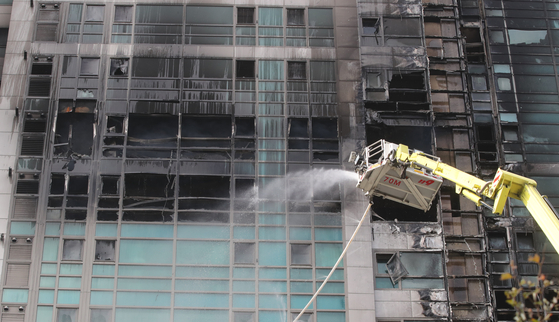 Firefighters are working on extinguishing because the fire was not completely extinguished at Samhwan Art Nouveau, a residential-commercial building in Nam-gu, Ulsan, on the 9th. Reporter Song Bong-geun