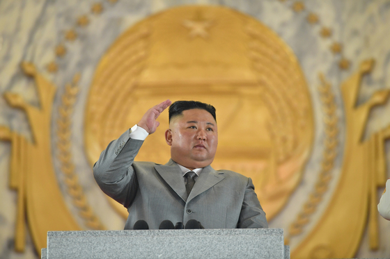 On the 10th, on the 75th anniversary of the founding day of the Labor Party, North Korea held a parade ceremony at Kim Il-sung Square in Pyongyang, the Labor newspaper reported.  The picture shows the Chairman of the State Council, Kim Jong-un, raising his right hand while delivering a speech.  News 1