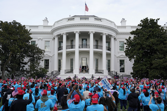 The president of the United States, Donald Trump, held an event on the 10th at the White House in the United States to invite hundreds of voters to give a public speech. [AP=연합뉴스]