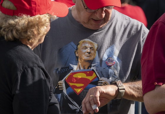 “트럼프 퇴원때 슈퍼맨 티셔츠 입으려했다, 와이셔츠 뜯는 깜짝쇼 구상”