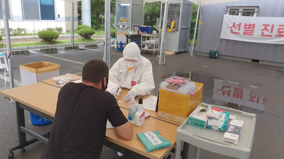 On August 5, medical staff at the Heungdeok Health Center screening clinic in Cheongju, Chungcheongbuk-do, are interviewing foreigners who attended an Islamic religious gathering before testing for a new coronavirus infection (Corona 19 ).  Yunhap news