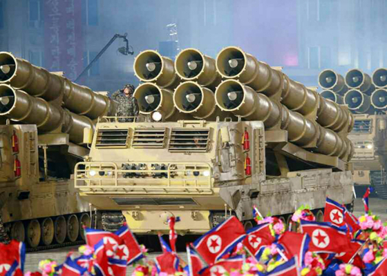 북한은 10일 노동당 창건 75주년 기념 열병식에서 지난해 개발한 발사관 6개를 탑재한(6연장) '초대형 방사포'를 공개했다. 노동신문=연합뉴스