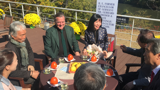 On November 1, 2018, former German Chancellor Gerhard Schroeder and Kim So-yeon, who visited the Solgeo Art Museum at the Gyeongju World Culture Exhibition Park in Gyeongju, Gyeongsang Province, are talking with painter Park Dae -sung and other officials.  Reporter Kim Jeong-seok