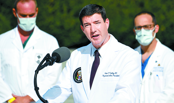 President Sean Conley's chief physician (center) says there is no danger that President Trump could infect others. [AFP=연합뉴스]