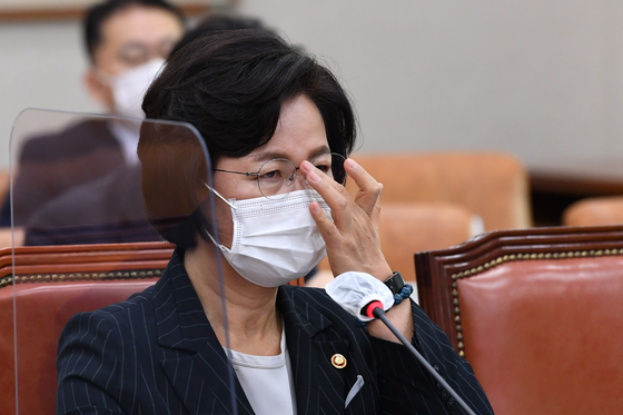 Justice Minister Choo Mi-ae wears glasses at an audit of the state administration of the Ministry of Justice of the Legislative Judicial Council held at the National Assembly in Yeouido, Seoul on the 12th. Yunhap news