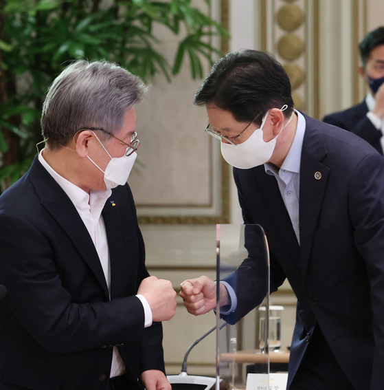 The Governor of Gyeonggi Province, Lee Jae-myung (left), and the Governor of Gyeongnam Province, Kim Gyeong-soo, attend and greet the second Korean version of the New Deal strategy meeting held at the House Blue in the morning of the 13th. Yunhap news