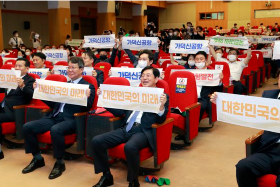 Business leaders in Busan urged the construction of a new airport in Busan on the 5th.[사진 부산상의]