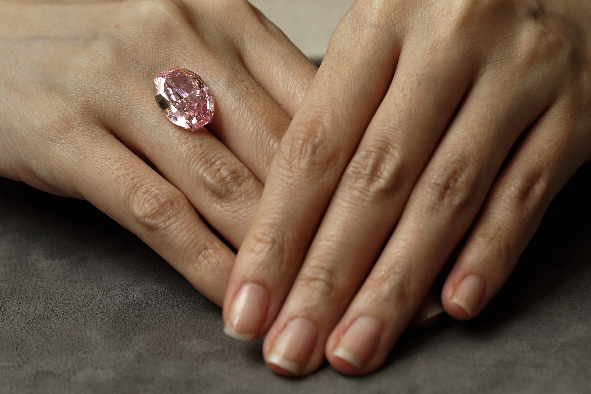 “무결점 희귀 핑크 다이아몬드”…경매 예상가 최고 435억원