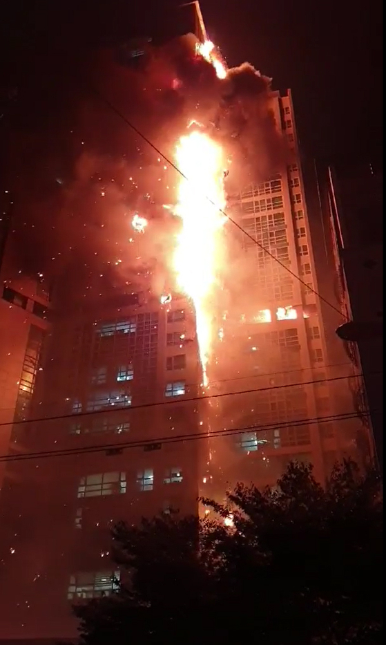 On the 8th at 11: 7 pm, a fire broke out in the Art Nouveau apartment in Sinjeong-dong, Nam-gu, Ulsan and the flames are spreading.  Newsis