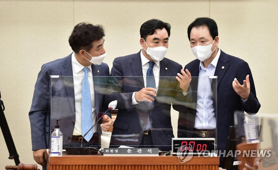 Kwan-seok Yoon, Chairman of the Political Affairs Committee of the National Assembly (center), shares views with Democratic Party Secretary Kim Byeong-wook (left) and Seong Il-jong, Secretary of the People's Force, before of the audit of the National Assembly held at the National Assembly on the 12th. The political affairs committee decided to adopt the former administrator of the Blue House, Lee Mo, as a witness late at night on the 13th. [연합뉴스]