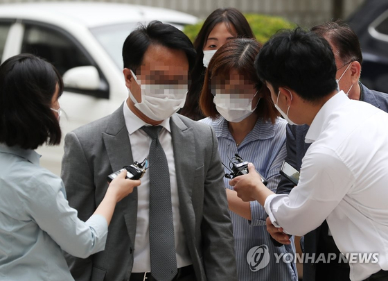 Lawyer Moo Yoon (Optimus CEO, Arrest Charge) attends a warrant deliberation held at the Seoul Central District Court in July.  According to the legal profession, attorney Yoon told management when the situation broke out in April. 