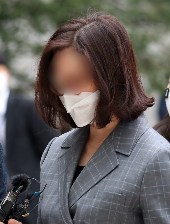 Professor Kyung-Shim Chung from Dongyang University attends a trial held at the Seoul Central District Court on the 15th for violations of the law on the capital market and financial investment business. [뉴스1]