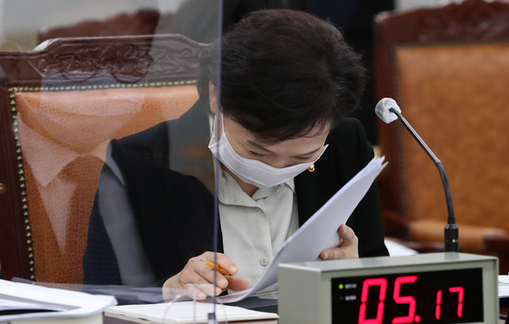 Land, Infrastructure and Transport Minister Kim Hyun-mi smiles after hearing Na Hoon-ah's 'Tess hyung' at the Ministry of Land, Infrastructure and Transport's state affairs audit held at the Sejong Government Complex on the 16th . [뉴스1]