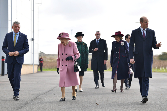 Queen Elizabeth II and her aides who visited the British Institute of Defense Science and Technology on the 15th (local time) did not wear masks.  Reuters = Yonhap News