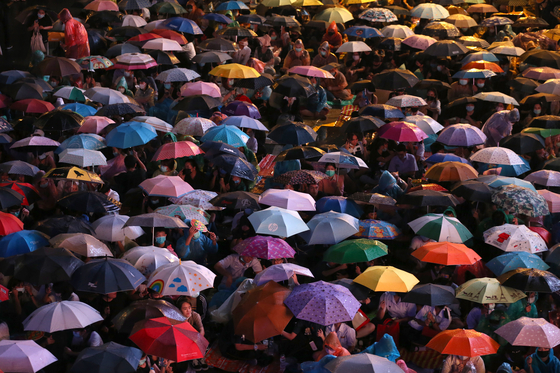 물대포를 피하기 위해 우산을 사용한 태국의 민주화 시위대. [EPA=연합뉴스]