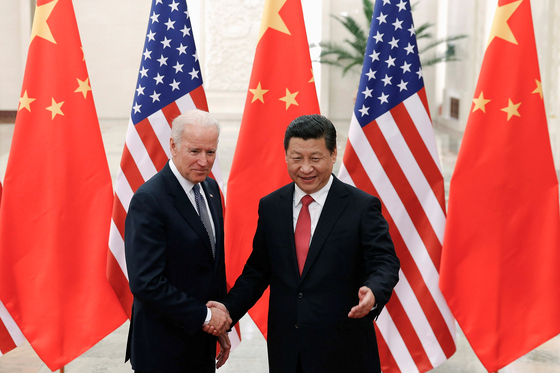  2013년 조 바이든 당시 부통령(왼쪽)과 시진핑 주석이 베이징에서 만난 모습. [로이터=연합뉴스]