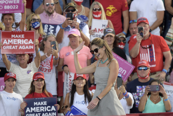 White House aide Hope Hicks, who took the podium at the invitation of President Trump during the presidential campaign held at Ocala International Airport in Florida, USA, descends from the stage after thanking the audience on day 16 (local time). [연합뉴스]