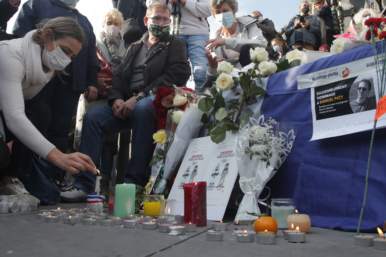 18 일 레퓌 블리 크 광장의 중앙에 사무엘 쁘띠을 추모하는 촛불과 플래 카드가 놓여있다. [AP=연합뉴스]