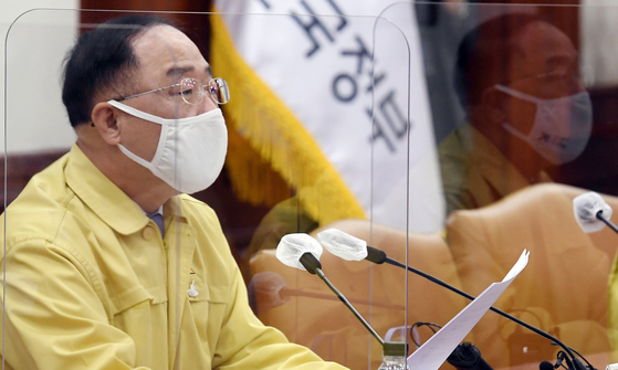 Vice Prime Minister Hong Nam-ki and the Minister of Strategy and Finance are speaking at the 18th Meeting of the Emergency Economy Countermeasures Headquarters held at the Seoul Government Complex in Jongno-gu, Seoul on the 16th. News 1