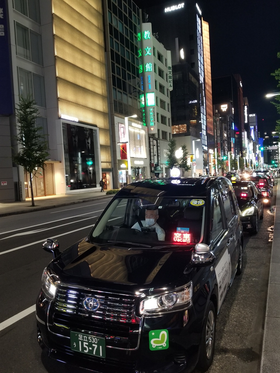 지난 12일 밤 도쿄의 대표적인 번화가 긴자에 빈 택시가 늘어서 있다. [윤설영 특파원]