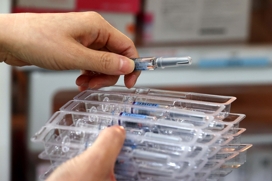 지난13일 오후 서울 송파구의 한 소아과에서 간호사가 독감 백신을 꺼내고 있다. 연합뉴스