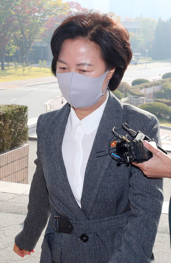 The Ministry of Justice and the Supreme Prosecutor's Office collided head-on over an investigation into suspected lobbying of former Star Mobility president Kim Bong-hyun, whom they call `` Lime's Money Line, '' while Justice Minister Chu Mi -ae is meeting on the morning of the 19th at the Gwacheon Government Office in Gwacheon City, Gyeonggi Province.  News 1