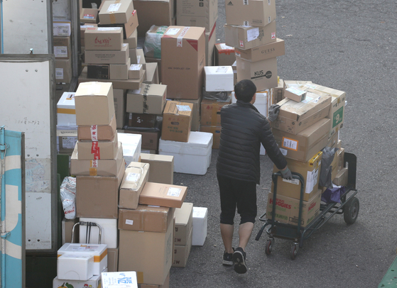 A courier distribution center in Seoul.  News 1