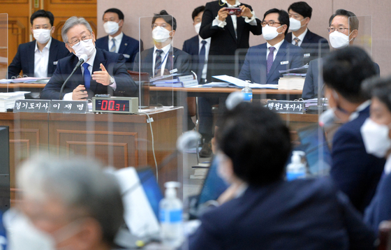 Gyeonggi Province Governor Lee Jae-myeong responds to a questionnaire at the National Assembly's National Land, Infrastructure and Transportation Commission's National Audit on Gyeonggi-do, held at the Gyeonggi-do office in Paldal -gu, Suwon-si, Gyeonggi-do on the 20th. For this, the Governor apologized, and Governor Lee said: 