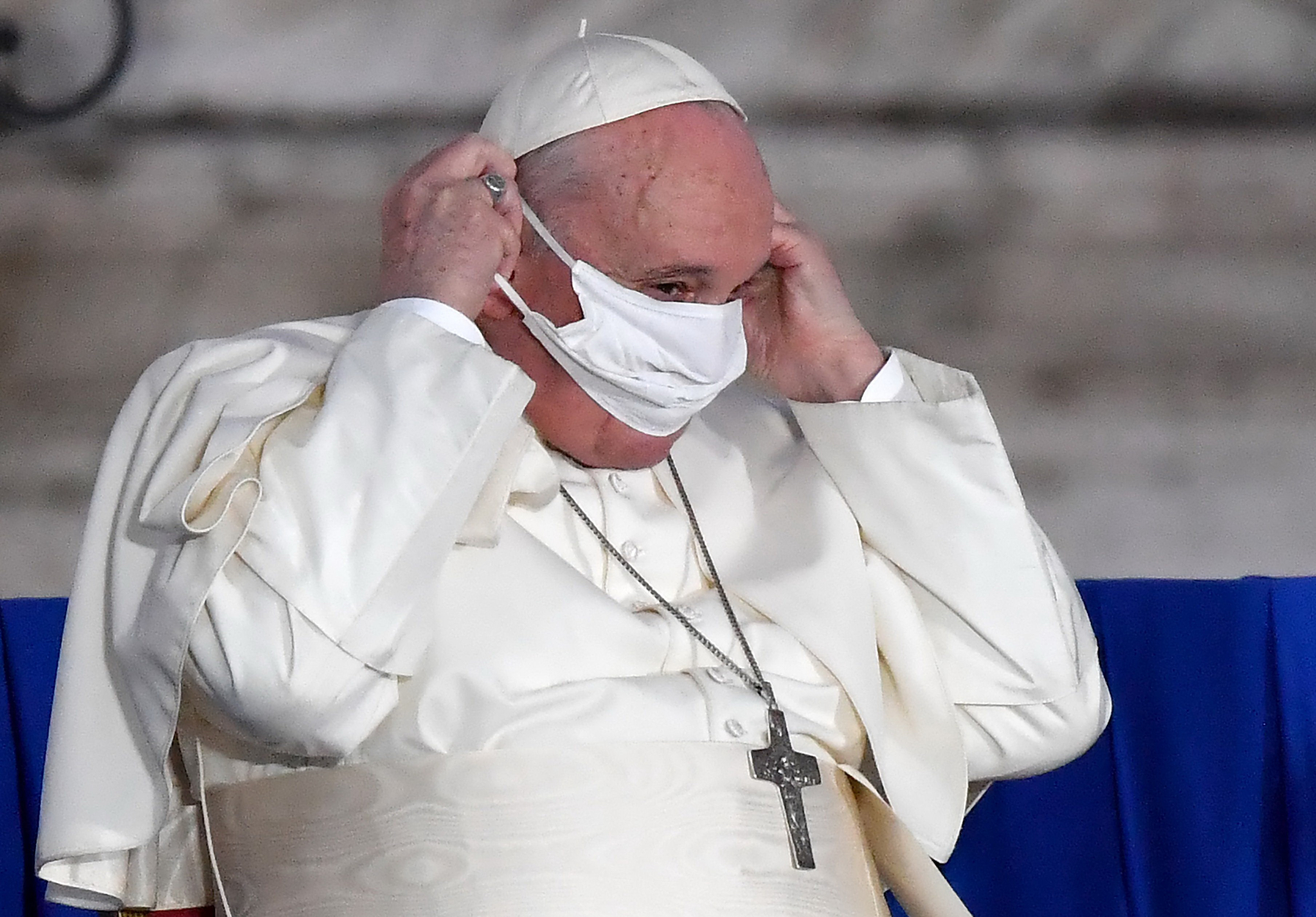 폐 한쪽 없는 83세 교황, 근위대 집단감염에 결국 마스크 썼다