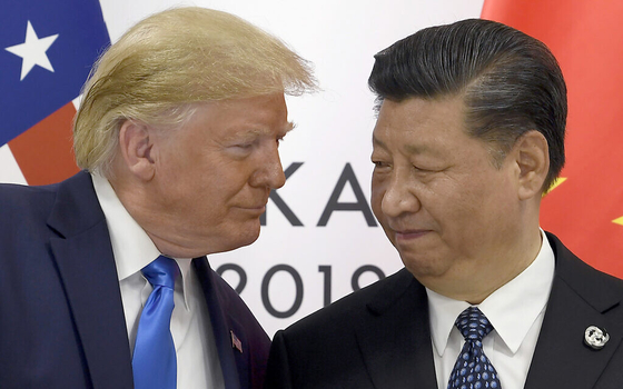 임기 내내 중국 때리기를 해온 도널드 트럼프 대통령이 법인 명의로 중국 계좌를 갖고 있다는 보도가 나왔다. 사진은 도널드 트럼프 미국 대통령(왼쪽)과 시진핑 중국 국가주석. [중앙포토]